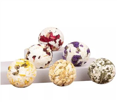 Badebombe med ekte tørket blomst