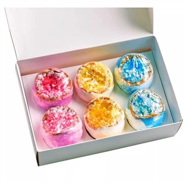 Organiske fargerike krystallgeodebadbomber med havsalter